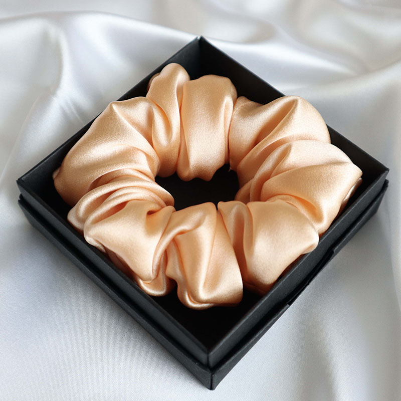 šviesi persikinė šilkinė gumytė