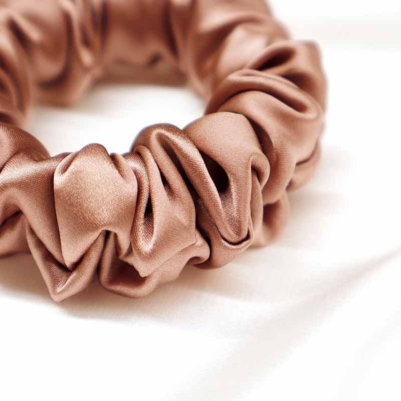 Chaki šilkinė plaukų gumytė