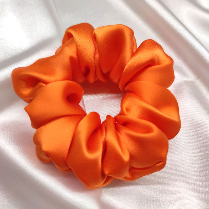 Oranžinė šilkinė plaukų gumytė