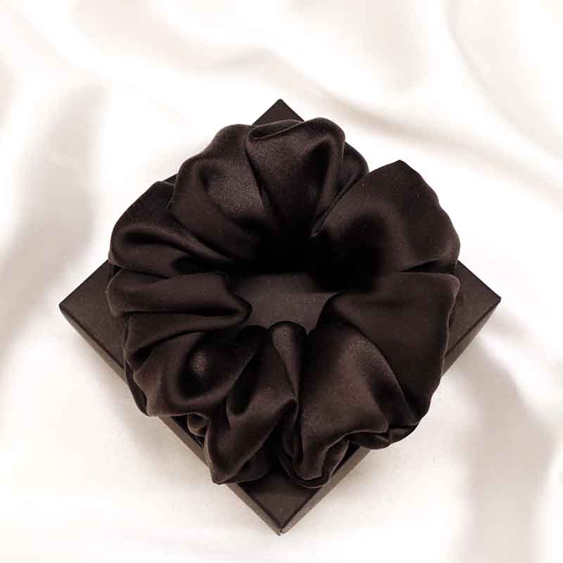 juoda silkine gumyte